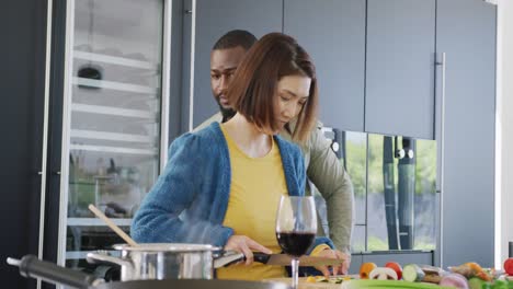 Video-Eines-Vielfältigen-Paares,-Das-Zu-Hause-In-Der-Küche-Gemeinsam-Essen-Zubereitet