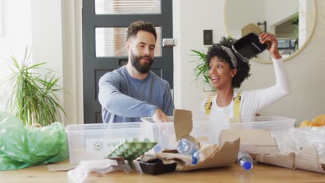Video-Eines-Glücklichen,-Vielfältigen-Paares,-Das-Spaß-Daran-Hat,-Zu-Hause-Recycling-Zu-Sortieren