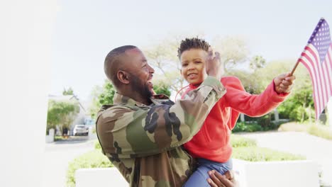 Feliz-Padre-Afroamericano-Con-Hijo-Abrazando-Y-Ondeando-La-Bandera-De-EE.UU.