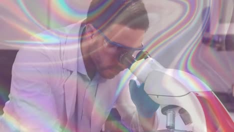 Animación-De-Moléculas-Blancas-Sobre-Un-Científico-Masculino-Usando-Un-Microscopio.