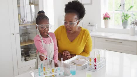 Aufgeregt-Afroamerikanische-Enkelin-Und-Großmutter-Machen-Zu-Hause-Chemieexperimente,-Kopieren-Platz
