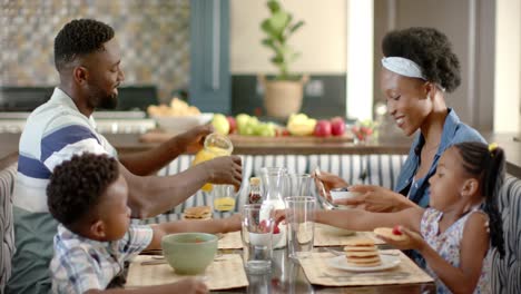 Glückliche-Afroamerikanische-Familie-Beim-Frühstück,-In-Zeitlupe