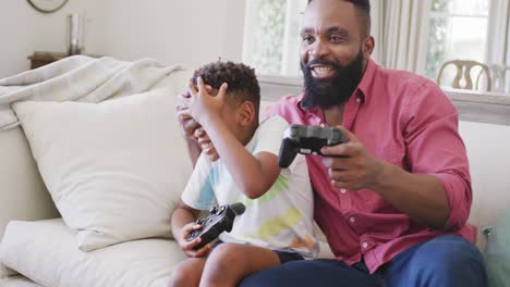 Glücklicher-Afroamerikanischer-Vater-Und-Sohn,-Die-Gemeinsam-Videospiele-Spielen,-In-Zeitlupe