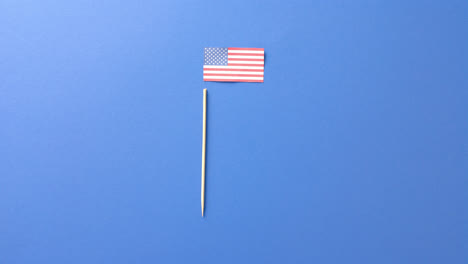 Nationalflagge-Der-USA-Und-Stock-Auf-Blauem-Hintergrund-Mit-Kopierraum-Liegend