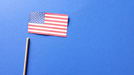 Bandera-Nacional-De-EE.UU.-Y-Palo-Sobre-Fondo-Azul-Con-Espacio-Para-Copiar