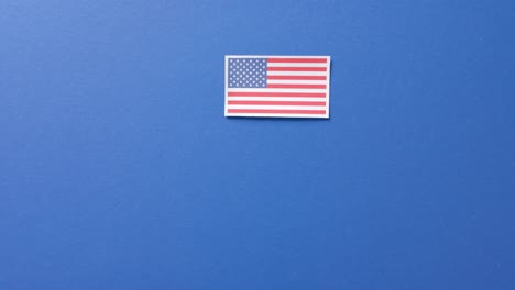 Bandera-Nacional-De-Estados-Unidos-Sobre-Fondo-Azul-Con-Espacio-De-Copia