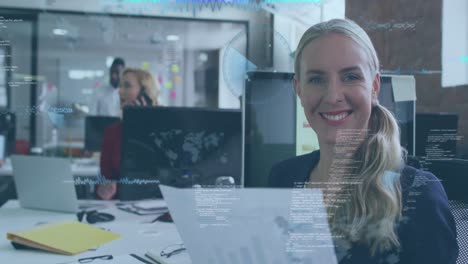 Animation-Der-Datenverarbeitung-über-Einer-Kaukasischen-Geschäftsfrau-Mit-Dokument,-Die-Im-Büro-Lächelt