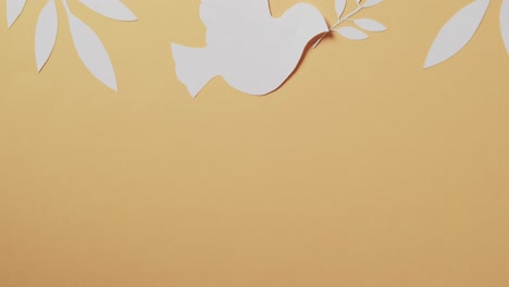 Nahaufnahme-Einer-Weißen-Taube-Mit-Blättern-Und-Kopierraum-Auf-Gelbem-Hintergrund