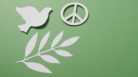 Nahaufnahme-Einer-Weißen-Taube-Mit-Friedenszeichen-Und-Blatt-Und-Kopierraum-Auf-Grünem-Hintergrund