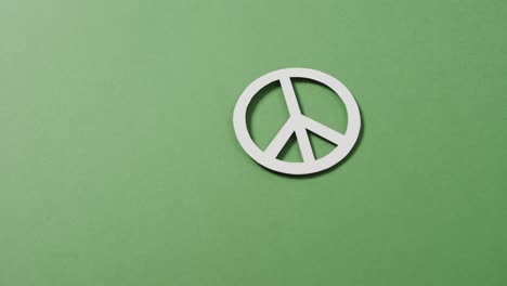 Nahaufnahme-Eines-Weißen-Friedenszeichens-Und-Kopierraum-Auf-Grünem-Hintergrund