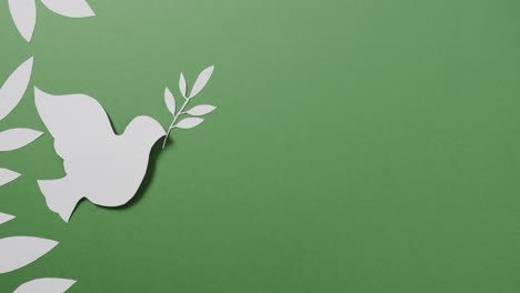 Nahaufnahme-Einer-Weißen-Taube-Mit-Blatt-Und-Kopierraum-Auf-Grünem-Hintergrund