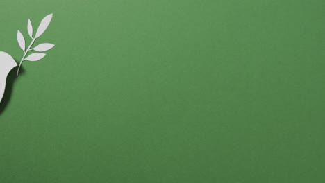 Nahaufnahme-Einer-Weißen-Taube-Mit-Blatt-Und-Kopierraum-Auf-Grünem-Hintergrund