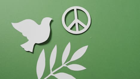 Nahaufnahme-Einer-Weißen-Taube-Mit-Friedenszeichen-Und-Blatt-Und-Kopierraum-Auf-Grünem-Hintergrund