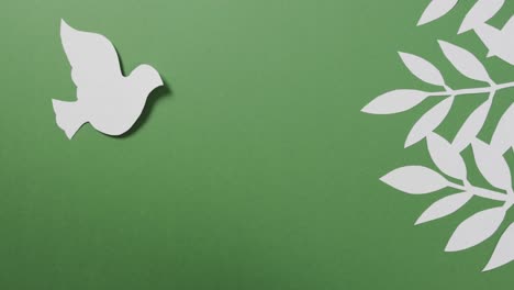 Nahaufnahme-Einer-Weißen-Taube-Mit-Blättern-Und-Kopierraum-Auf-Grünem-Hintergrund