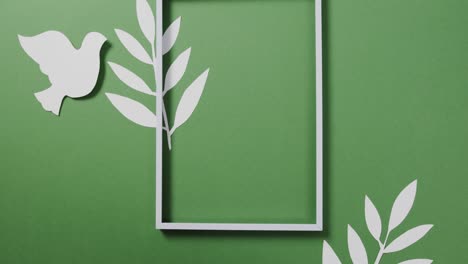 Nahaufnahme-Einer-Weißen-Taube-Mit-Rahmen-Und-Blättern-Und-Kopierraum-Auf-Grünem-Hintergrund