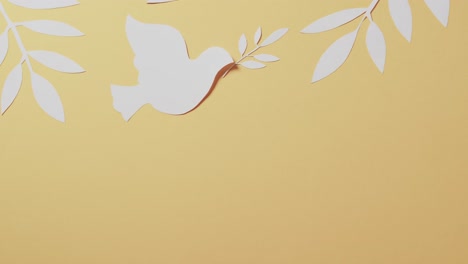 Nahaufnahme-Einer-Weißen-Taube-Mit-Blättern-Und-Kopierraum-Auf-Gelbem-Hintergrund