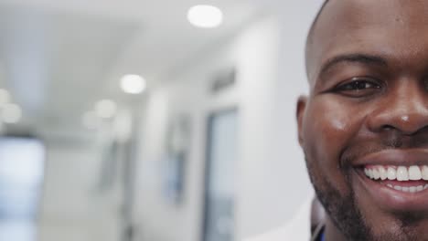 Porträt-Eines-Glücklichen-Afroamerikanischen-Männlichen-Arztes-Im-Krankenhaus-In-Zeitlupe