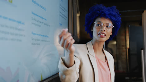 Mujer-De-Negocios-Casual-Birracial-Con-Afro-Azul-Haciendo-Presentación-En-La-Oficina,-Cámara-Lenta