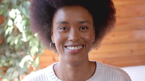 Retrato-De-Una-Feliz-Mujer-Afroamericana-En-Casa,-En-Cámara-Lenta