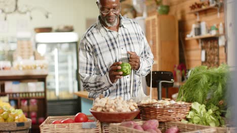 Feliz-Hombre-Afroamericano-Mayor-Comprando-En-Una-Tienda-De-Alimentos-Saludables,-Cámara-Lenta