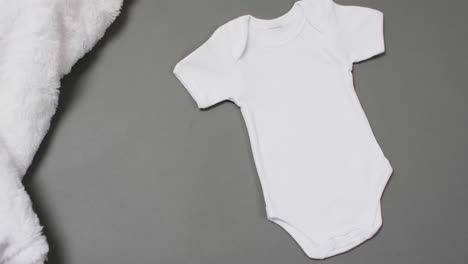 Video-Eines-Weißen-Babys,-Das-Mit-Kopierraum-Auf-Grauem-Hintergrund-Wächst