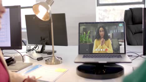 Afroamerikanische-Geschäftsfrau-Bei-Videoanruf-Auf-Laptop-Bildschirm