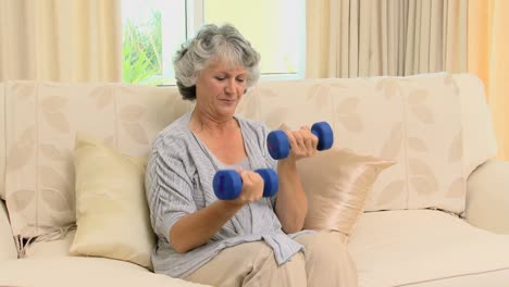 Anciana-Trabajando-Sus-Músculos-Con-Pesas