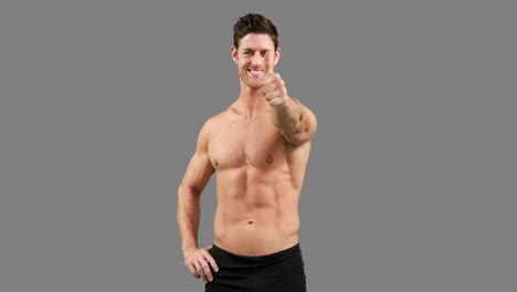 Muskulöser-Mann-Mit-Erhobenem-Daumen-Posiert