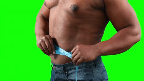 Muskulöser-Mann,-Der-Seine-Taille-Misst