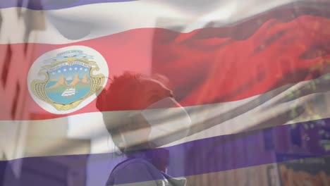 Animation-Des-Schwenkens-Der-Costa-Rica-Flagge-Gegen-Eine-Asiatische-Frau-Mit-Gesichtsmaske-Auf-Der-Straße