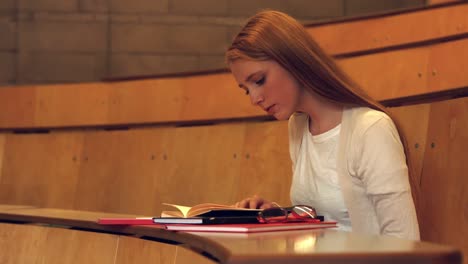 Studnet-reading-her-notes-in-class
