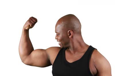 Hombre-Musculoso-Sonriente-Con-Carne-Flexionando-Los-Músculos