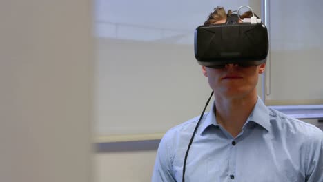 Man-using-oculus-rift-in-college