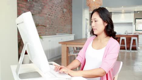Schwangere-Asiatische-Frau,-Die-Computer-Benutzt
