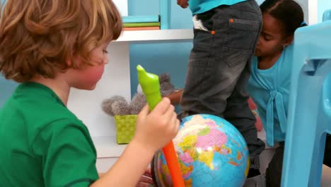 Kinder-Spielen-Zusammen-Mit-Spielzeug-Und-Einem-Globus
