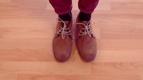Zapatos-De-Hombre-Hipster-Sobre-Suelo-De-Madera