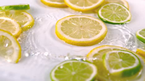 Zitronenscheiben-Fallen-Ins-Wasser
