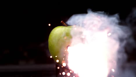 Feuerwerkskörper-In-Einem-Grünen-Apfel
