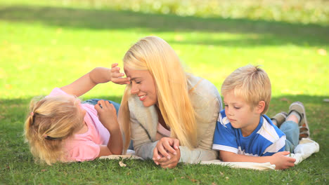 Young-woman-talking-with-her-two-children