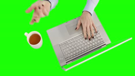 Überblick-über-Eine-Geschäftsfrau,-Die-Einen-Laptop-Benutzt