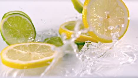 Zitronenscheiben-Fallen-Ins-Wasser