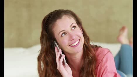 Süße-Lächelnde-Frau,-Die-Mit-Ihrem-Smartphone-Telefoniert