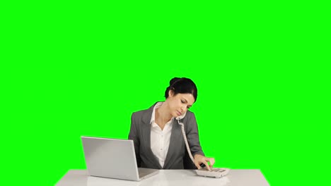 Geschäftsfrau-Telefoniert-Und-Benutzt-Laptop