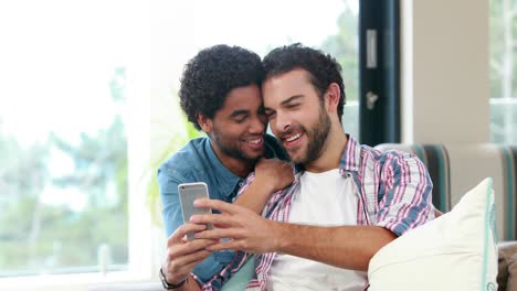Schwules-Paar-Gemeinsam-Auf-Dem-Smartphone