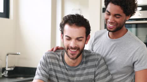 Glückliches-Homosexuelles-Paar,-Das-Computer-Benutzt