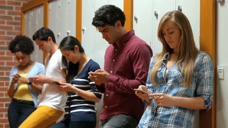 Studenten-Lehnen-Sich-Mit-Ihrem-Smartphone-An-Schließfächer