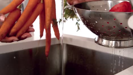 Couple-with-apron-washing-vegetables-
