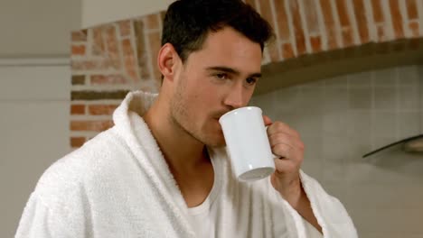 Schöner-Mann,-Der-Eine-Tasse-Kaffee-Trinkt