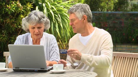 Älteres-Paar-Kauft-Online-Mit-Kreditkarte