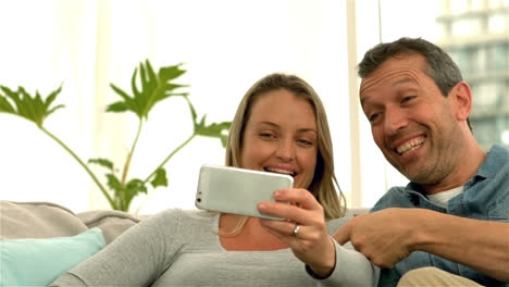 Happy-future-parents-taking-selfie